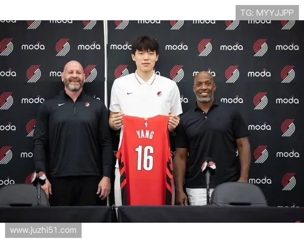 杨瀚森以第16顺位被NBA球队选中篮球公园少年圆梦职业赛场 杨瀚森以第16顺位被NBA球队选中篮球公园少年圆梦职业赛场