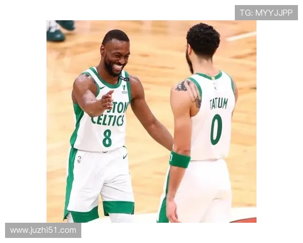 老哥你又胖了美记与绿军传奇安东尼沃克合影引发热议